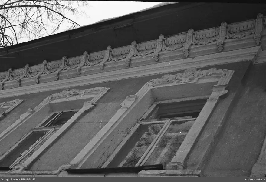 Fragment der Gebäudefassade mit Fenstern und Ornament