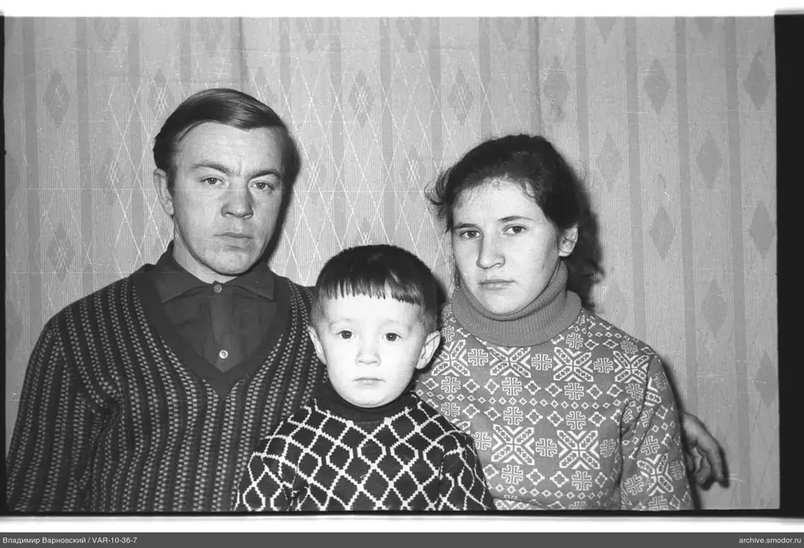 Групповой портрет с мужчиной, женщиной и ребёнком