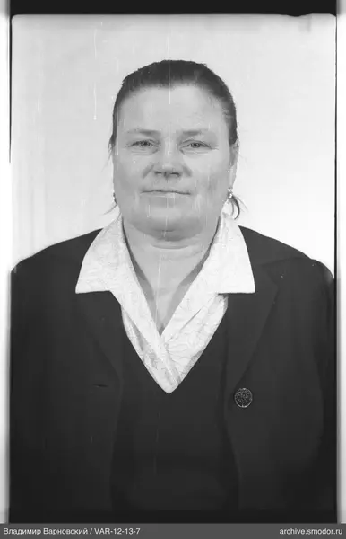 Porträt einer Frau in dunkler Jacke