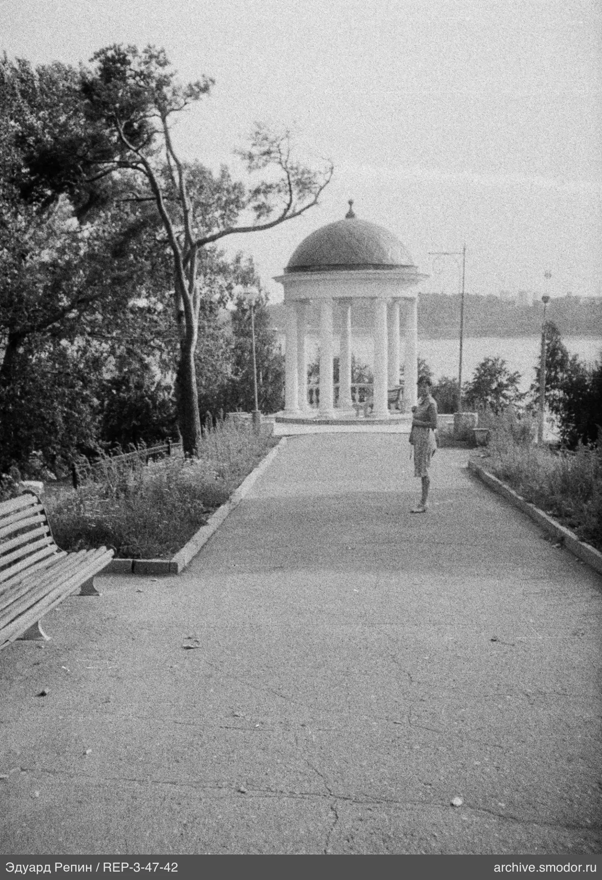 Frau auf Weg bei Rotunde