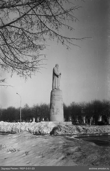 Steindenkmal mit Männerfigur
