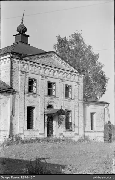 Backsteingebäude mit Zwiebelhaube und Kreuz