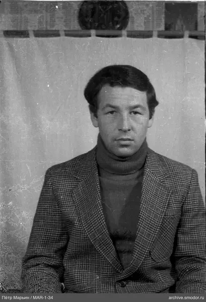 Портрет мужчины в клетчатом пиджаке