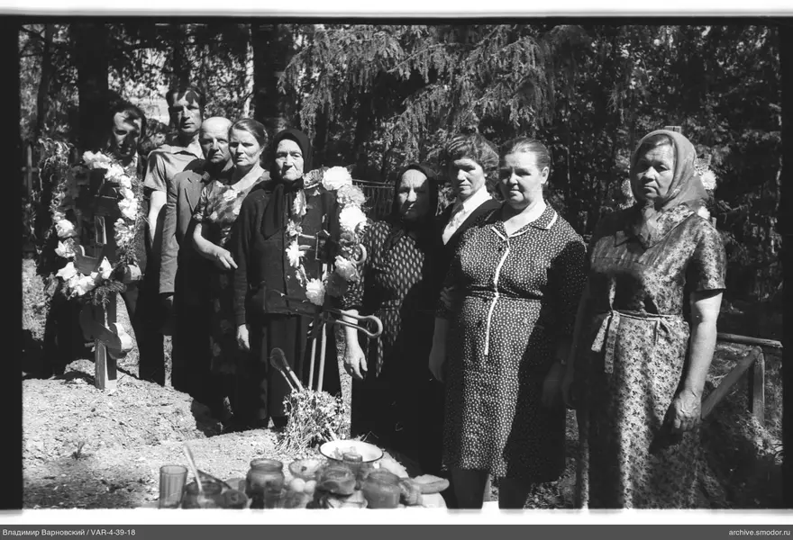 Группа у деревянных крестов
