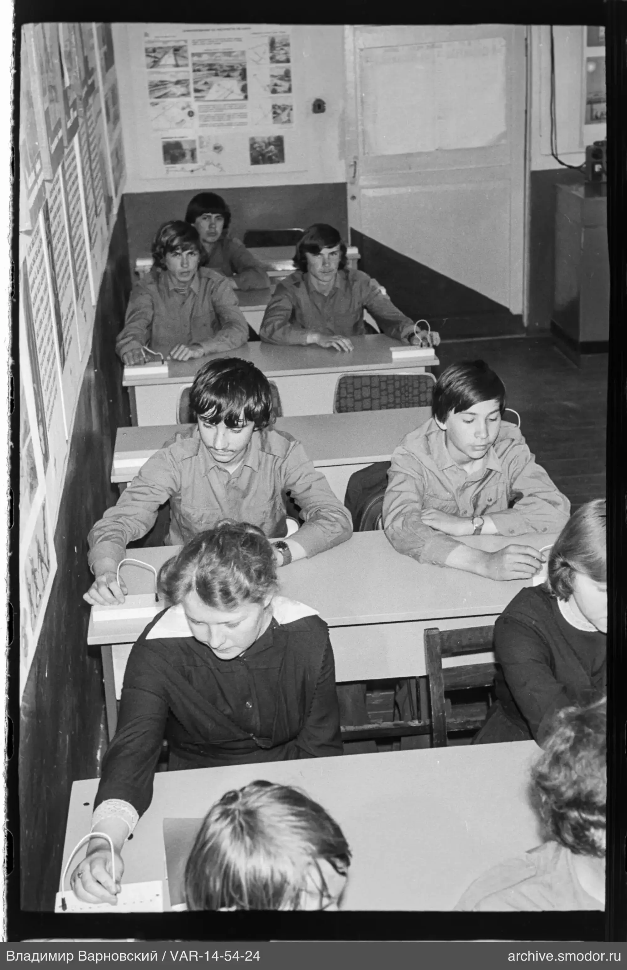 Gruppe Jugendlicher im Klassenzimmer