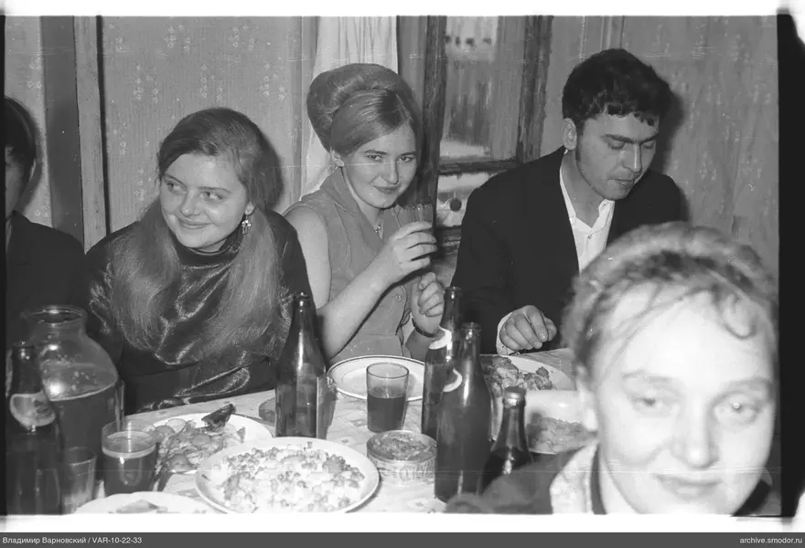 Gruppenfoto am Tisch