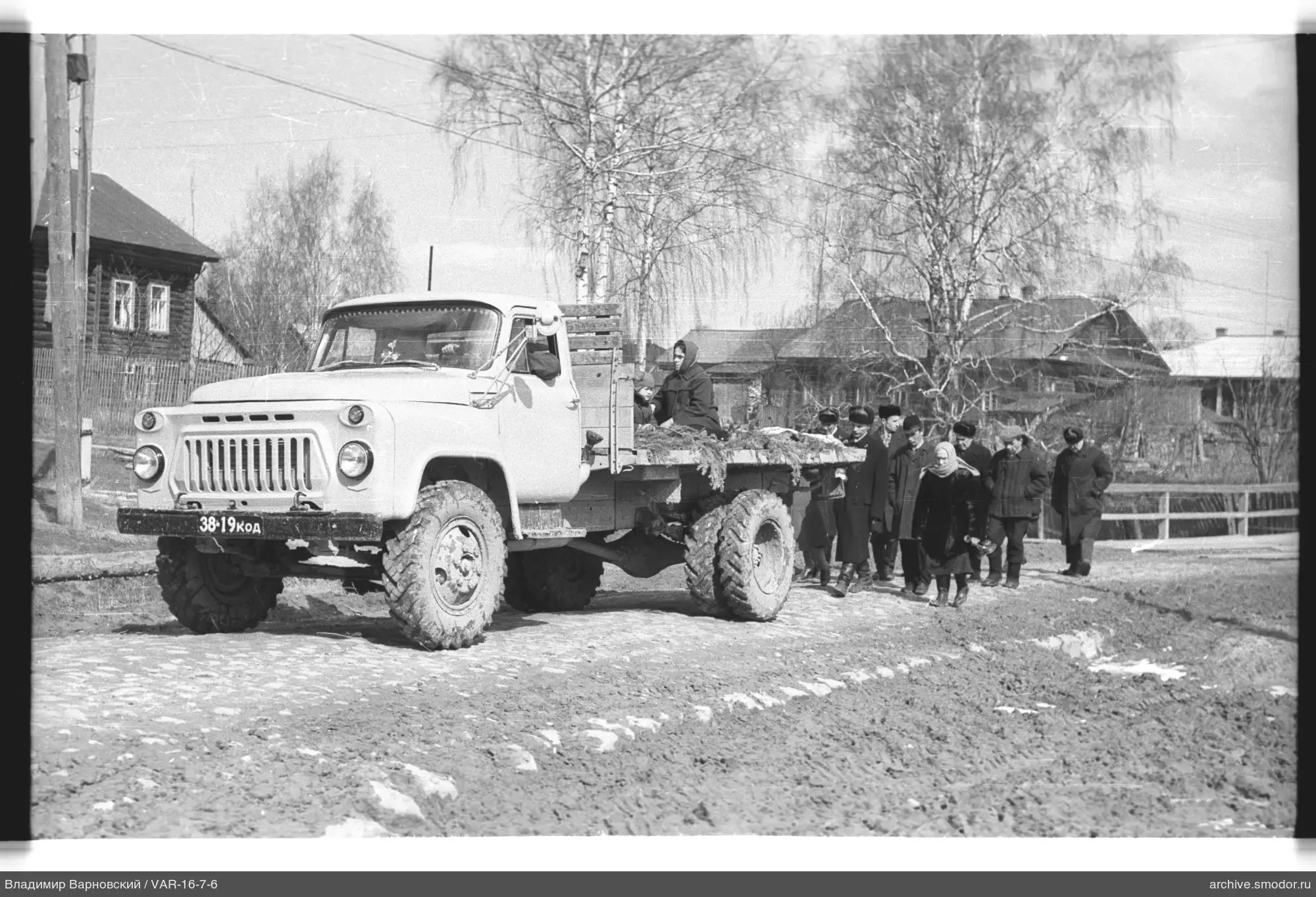 Gruppe von Menschen und Lastwagen auf der Straße