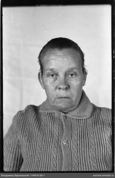 Porträt einer Frau in einem gestrickten Pullover