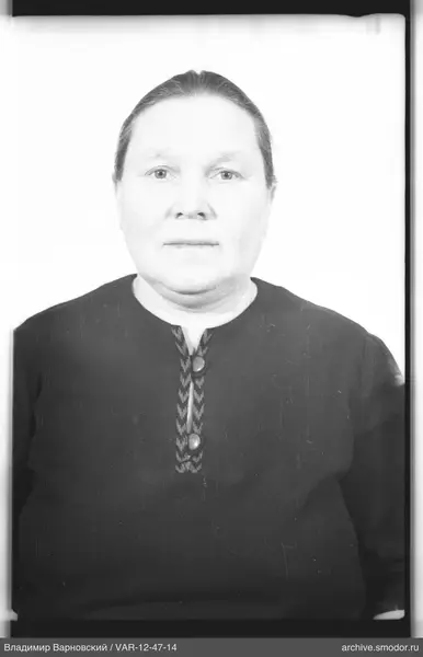 Porträt einer Frau in dunkler Bluse