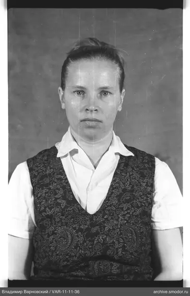Porträt einer Frau in weißem Hemd und Weste