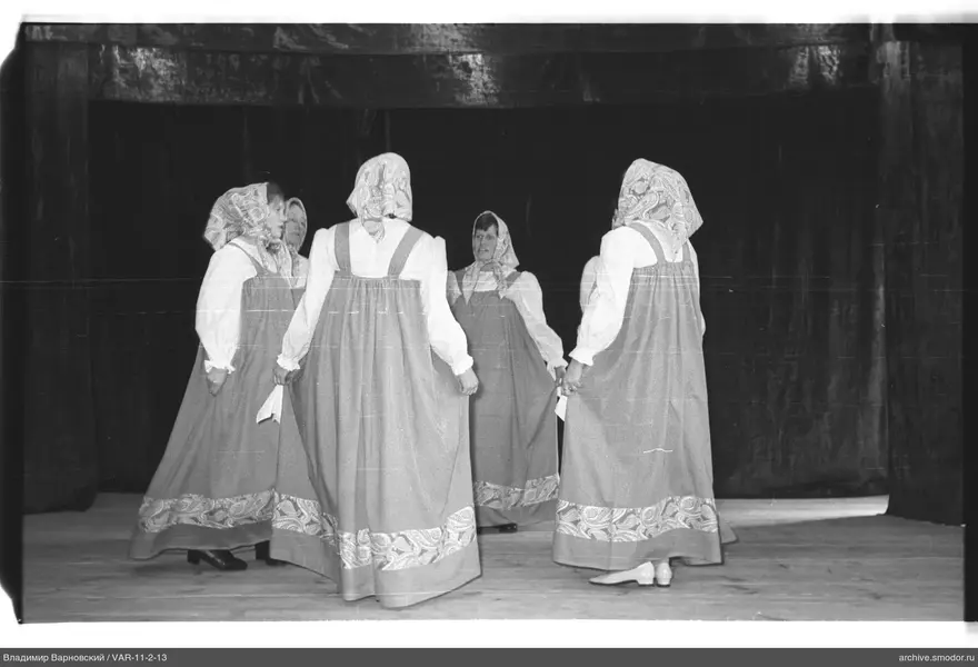 Gruppe von Frauen im Kreis in traditioneller Kleidung