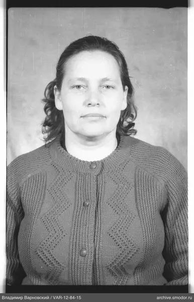 Porträt einer Frau im gestrickten Cardigan