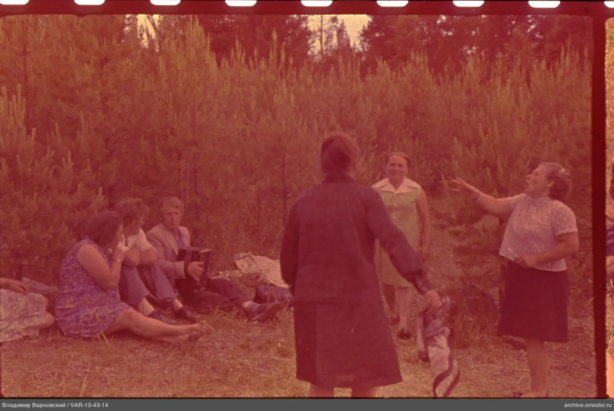 Frau mit Stoff und Gruppe in der Natur
