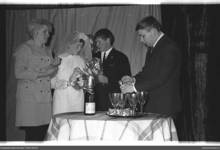 Gruppe mit Champagner und Blumensträußen
