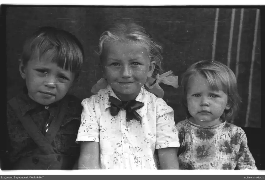 Gruppenporträt von drei Kindern
