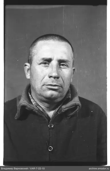 Porträt eines Mannes in Pullover und Hemd