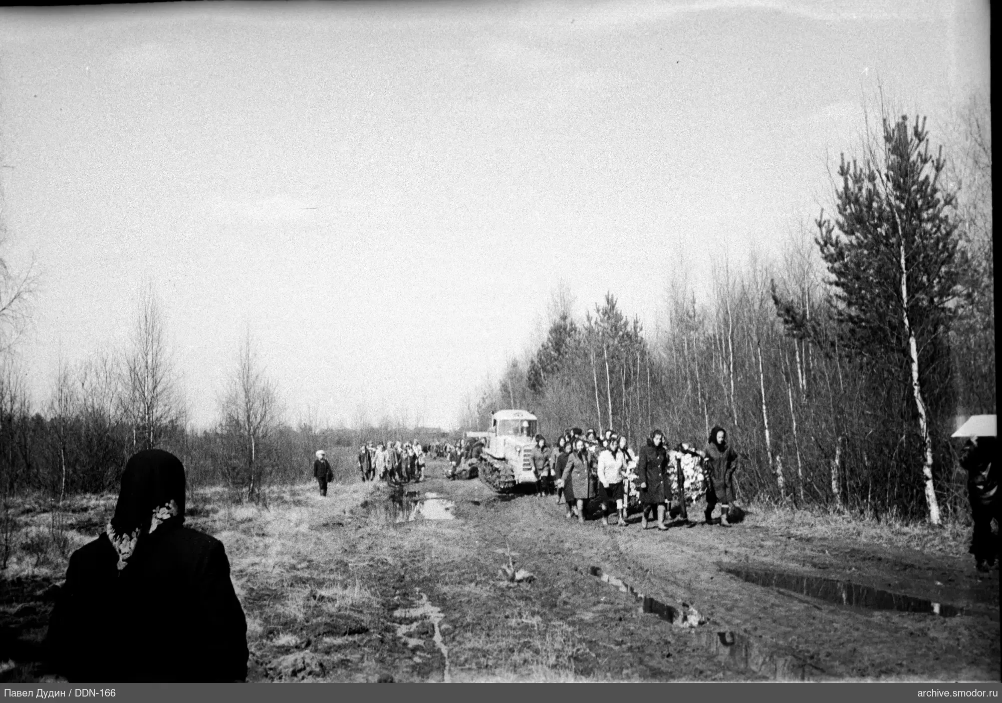 Gruppe von Frauen und Kindern auf Feldweg