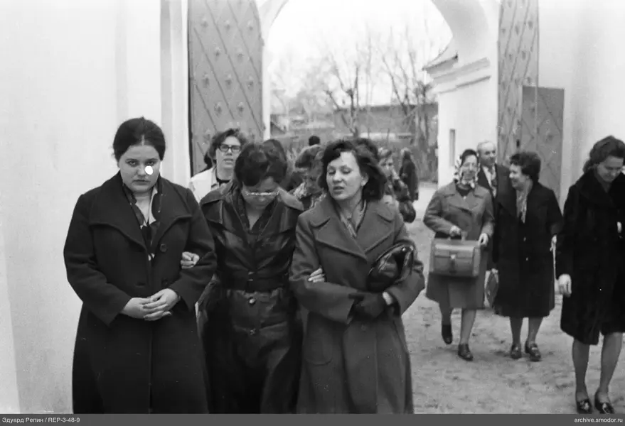 Gruppe von Frauen und einem Mann auf der Straße