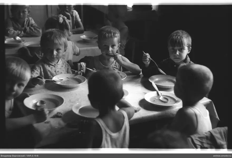 Gruppenaufnahme von Kindern am Tisch