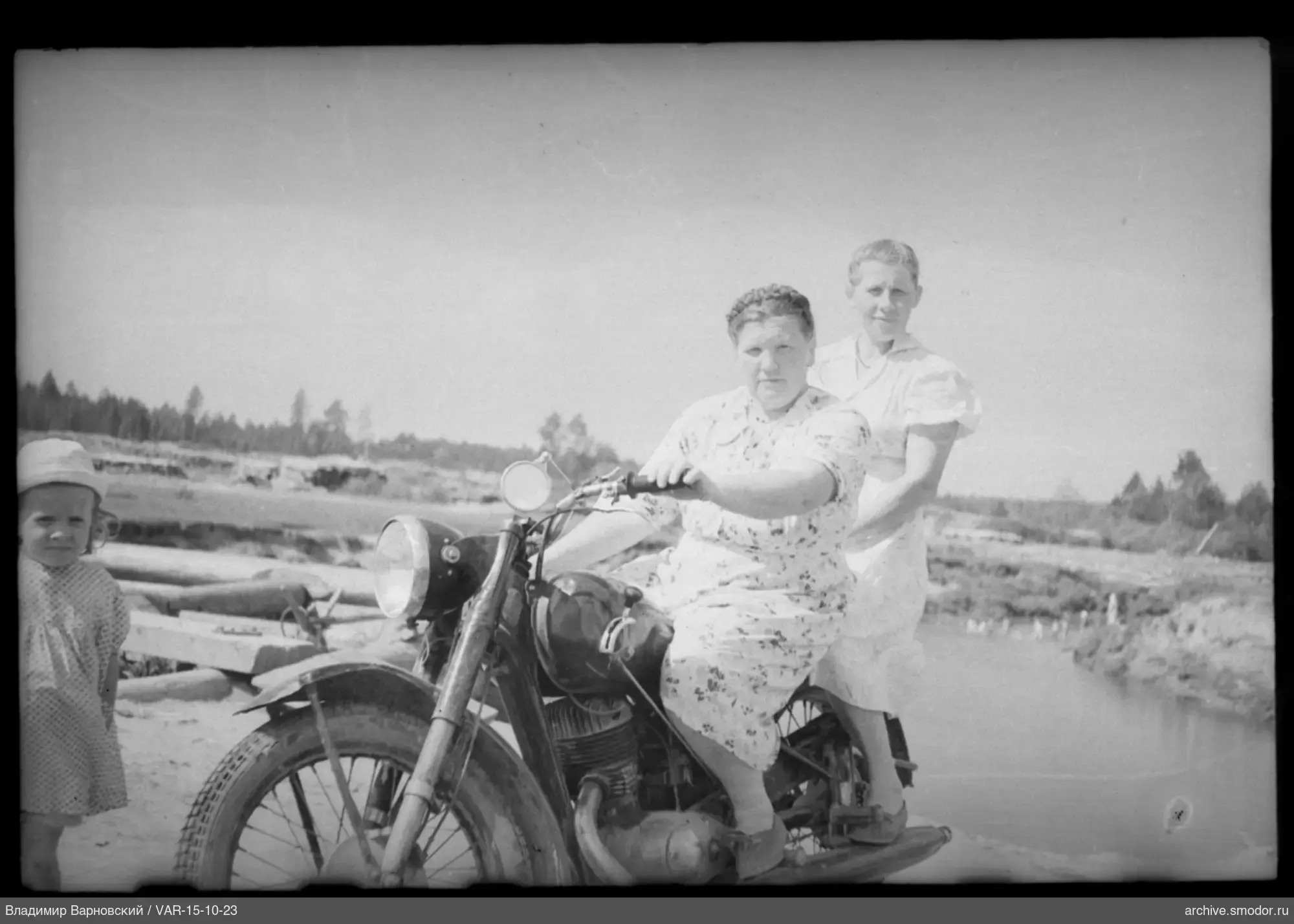 Zwei Frauen und ein Kind mit Motorrad