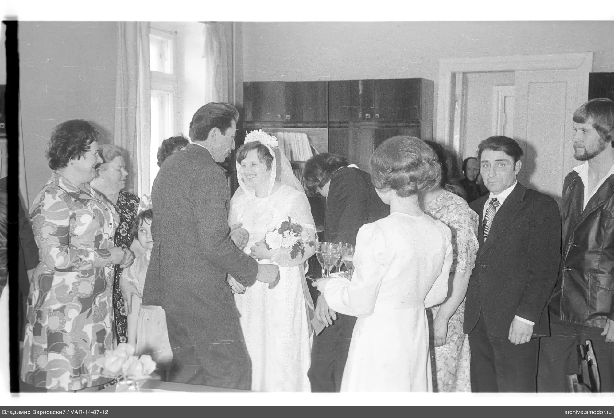 Frau im weißen Kleid mit Blumenstrauß