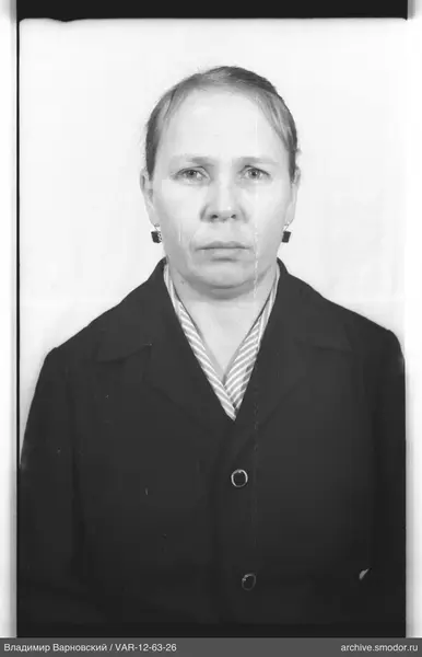 Porträt einer Frau in dunklem Jacke
