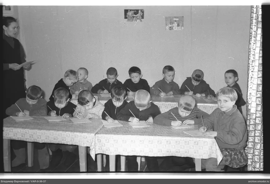 Gruppenporträt von Kindern und Frau