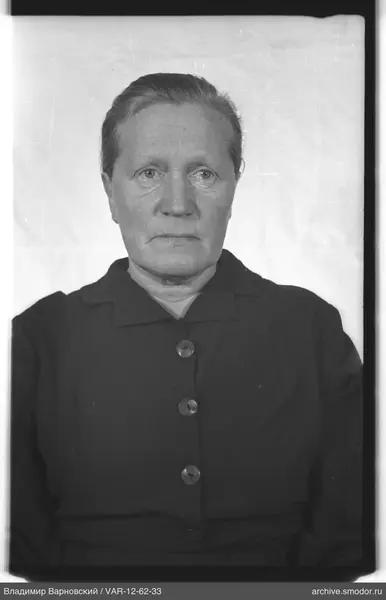 Портрет женщины в тёмном пальто