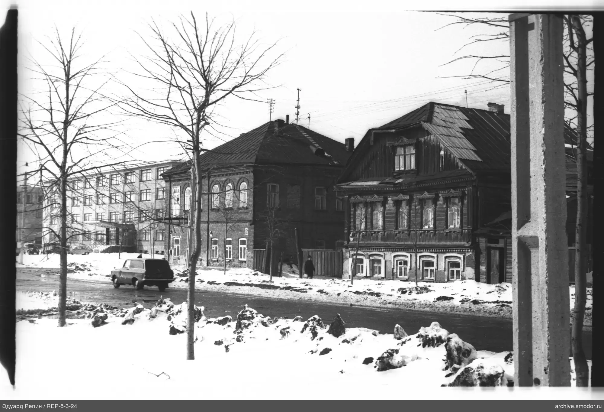 Blick auf Straße und Gebäude