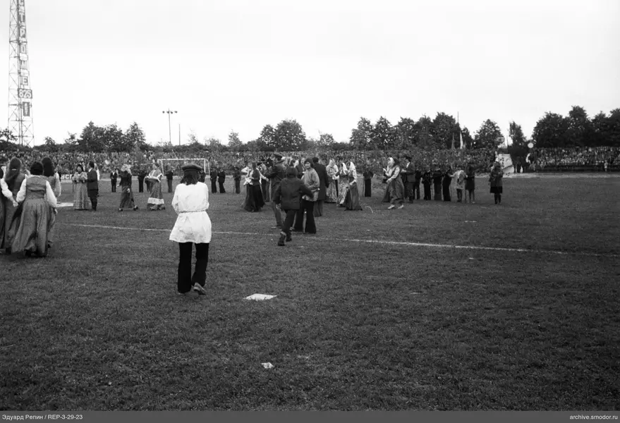 Gruppe von Menschen auf Grasfeld
