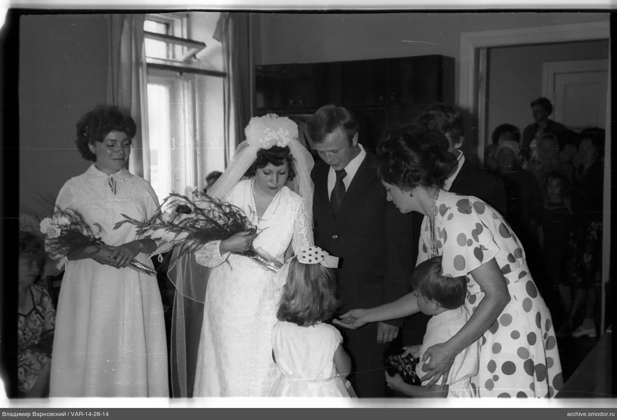 Групповой снимок с женщиной в свадебном платье