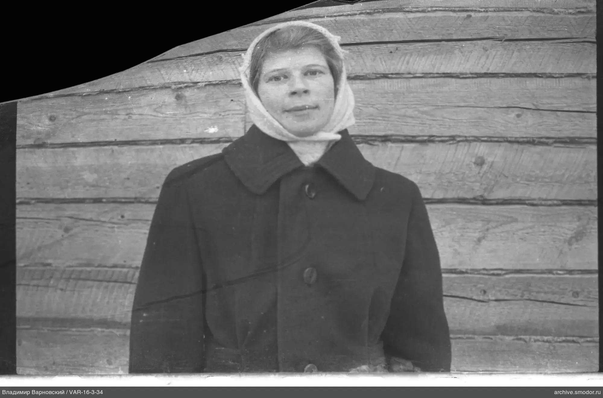 Портрет женщины в пальто и платке