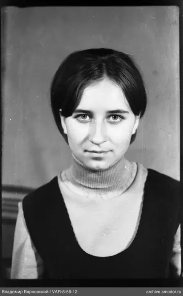Porträt einer Frau in hellem Pullover