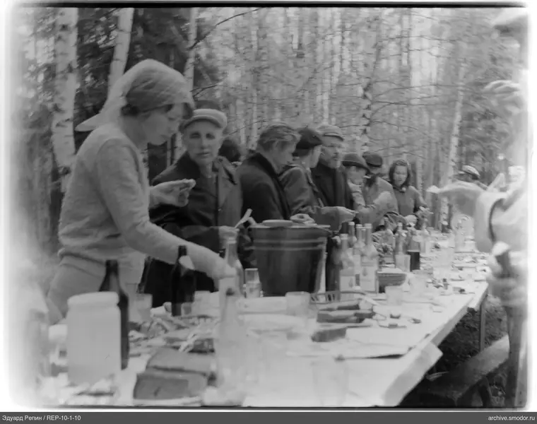 Männer und Frauen am Tisch in der Natur