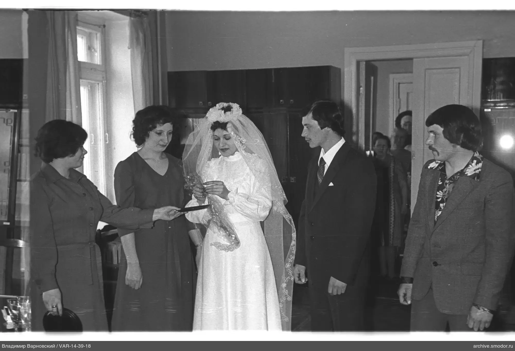 Gruppenporträt mit Frau im Hochzeitskleid