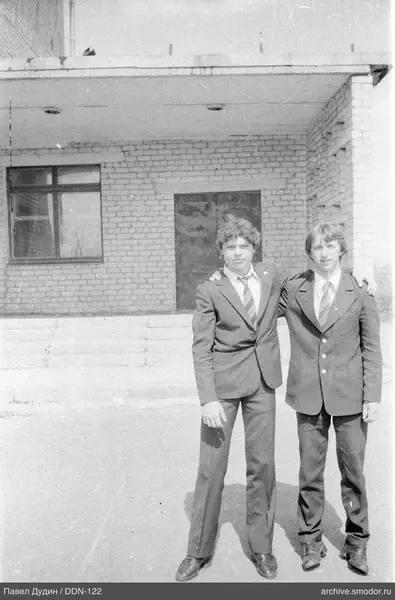 Два подростка на групповой фотографии