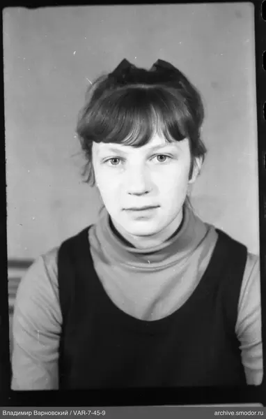 Porträt einer Frau mit hellem Rollkragenpullover