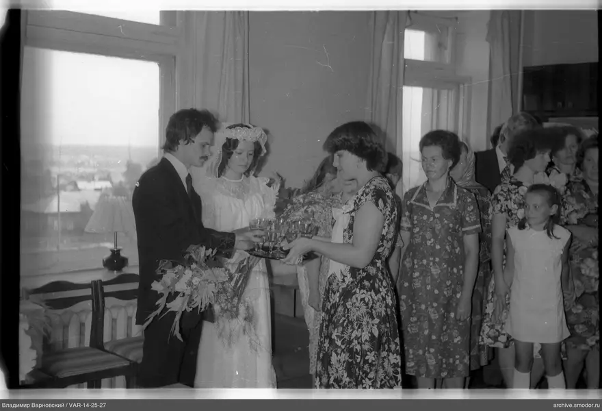 Mann und Frau mit Blumensträußen bei Veranstaltung