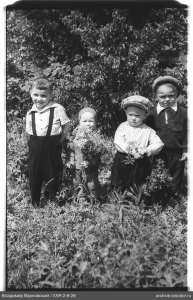 Gruppe von Jungen auf einer Wiese