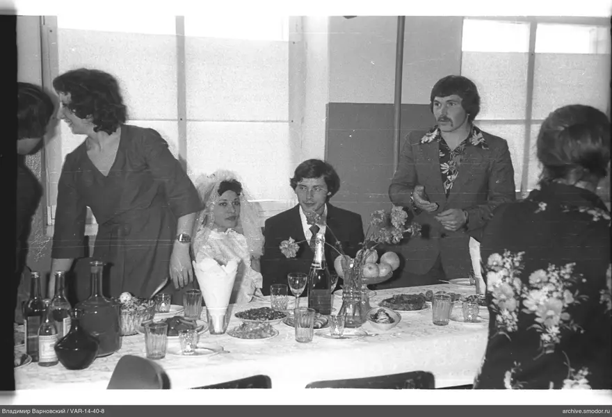 Hochzeitsszene am Tisch
