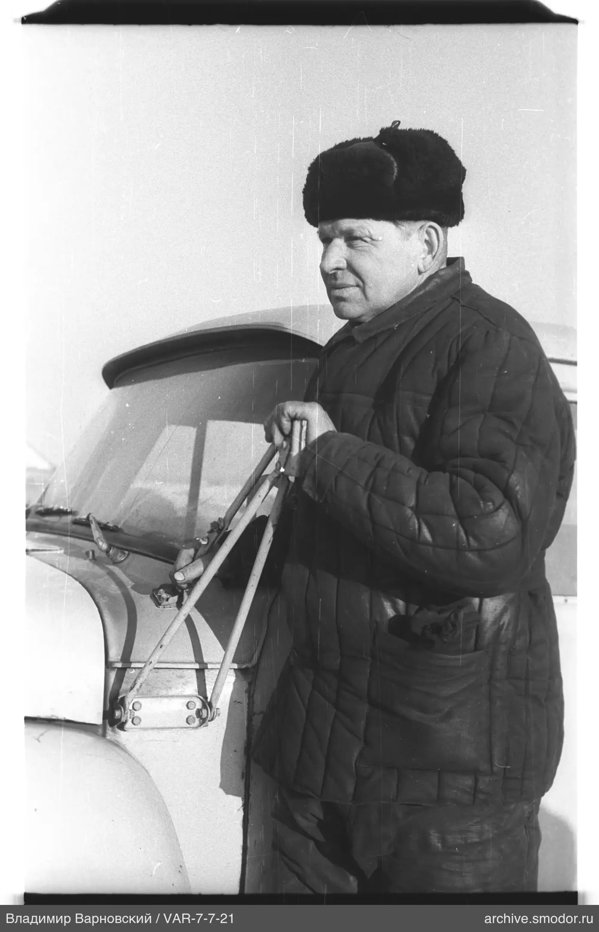 Мужчина с инструментом у автомобиля