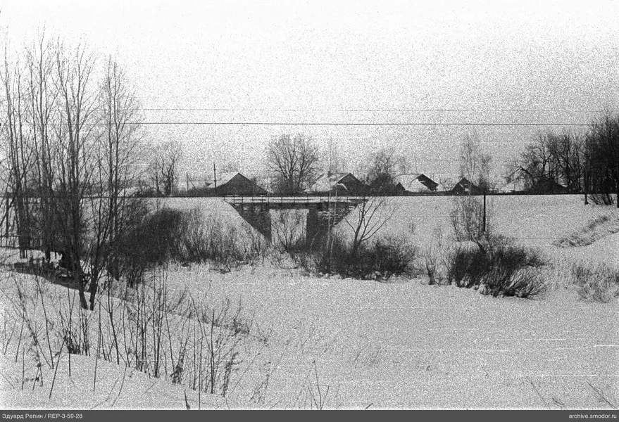 Schneelandschaft mit Brücke und Stromleitung