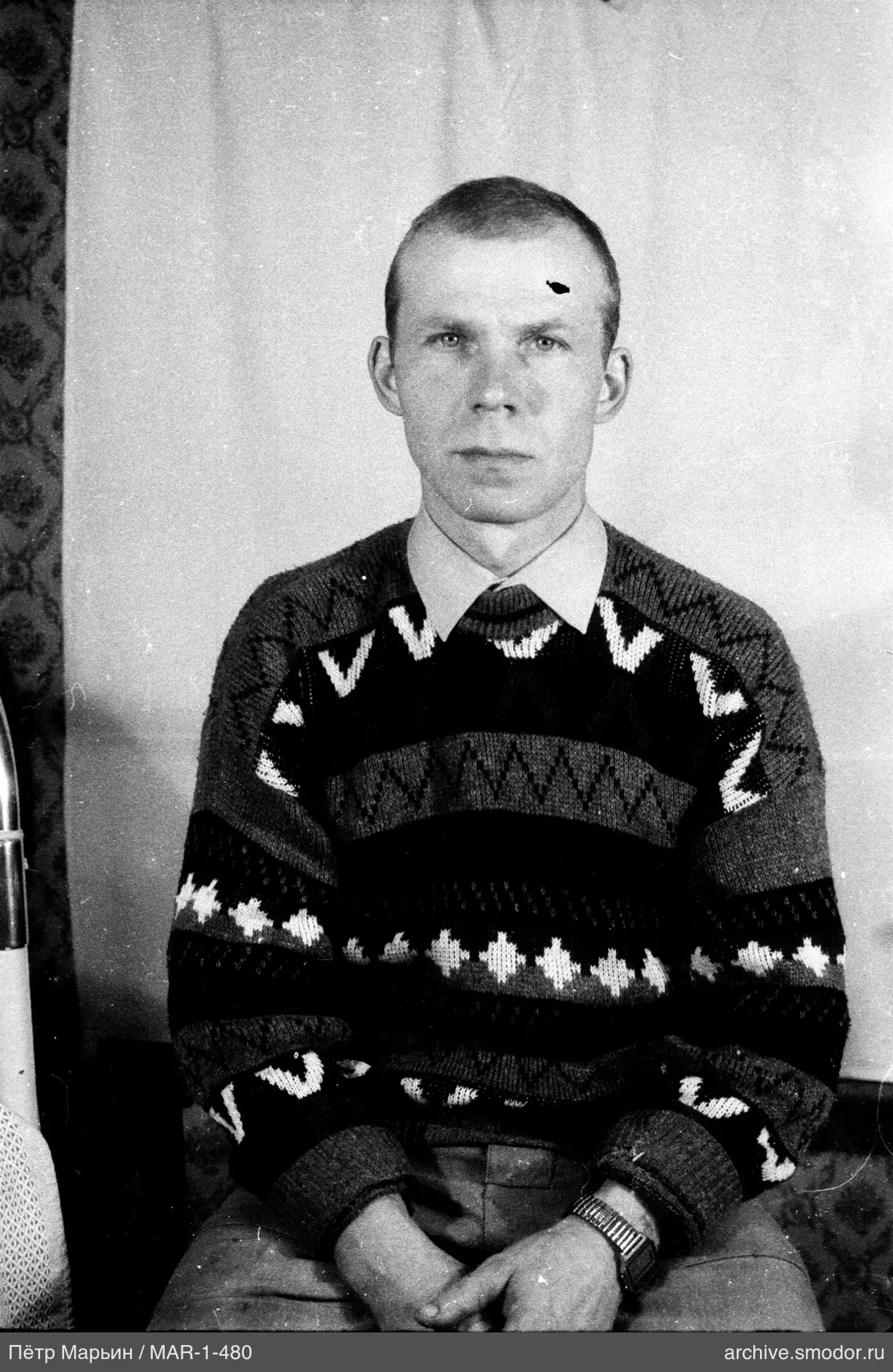 Porträt eines Mannes mit Uhr in dunklem Pullover