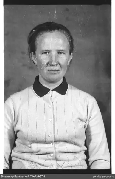 Porträt einer Frau in hellem Cardigan