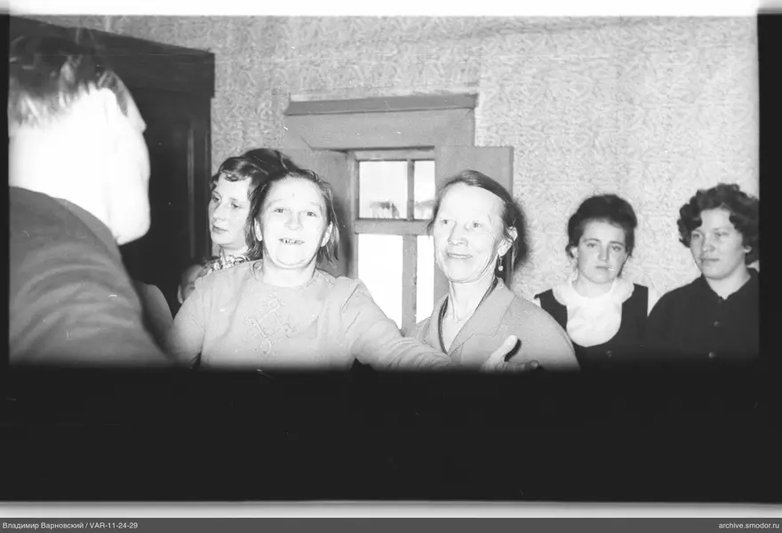 Gruppenporträt von Frauen und einem Mann