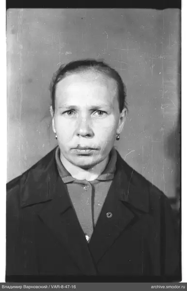 Porträt einer Frau mit Ohrringen