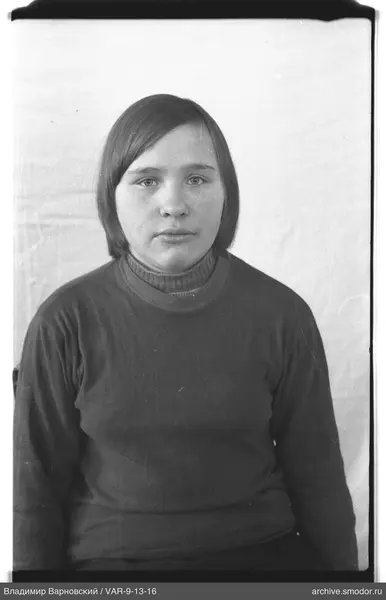 Porträt einer Frau in dunklem Pullover