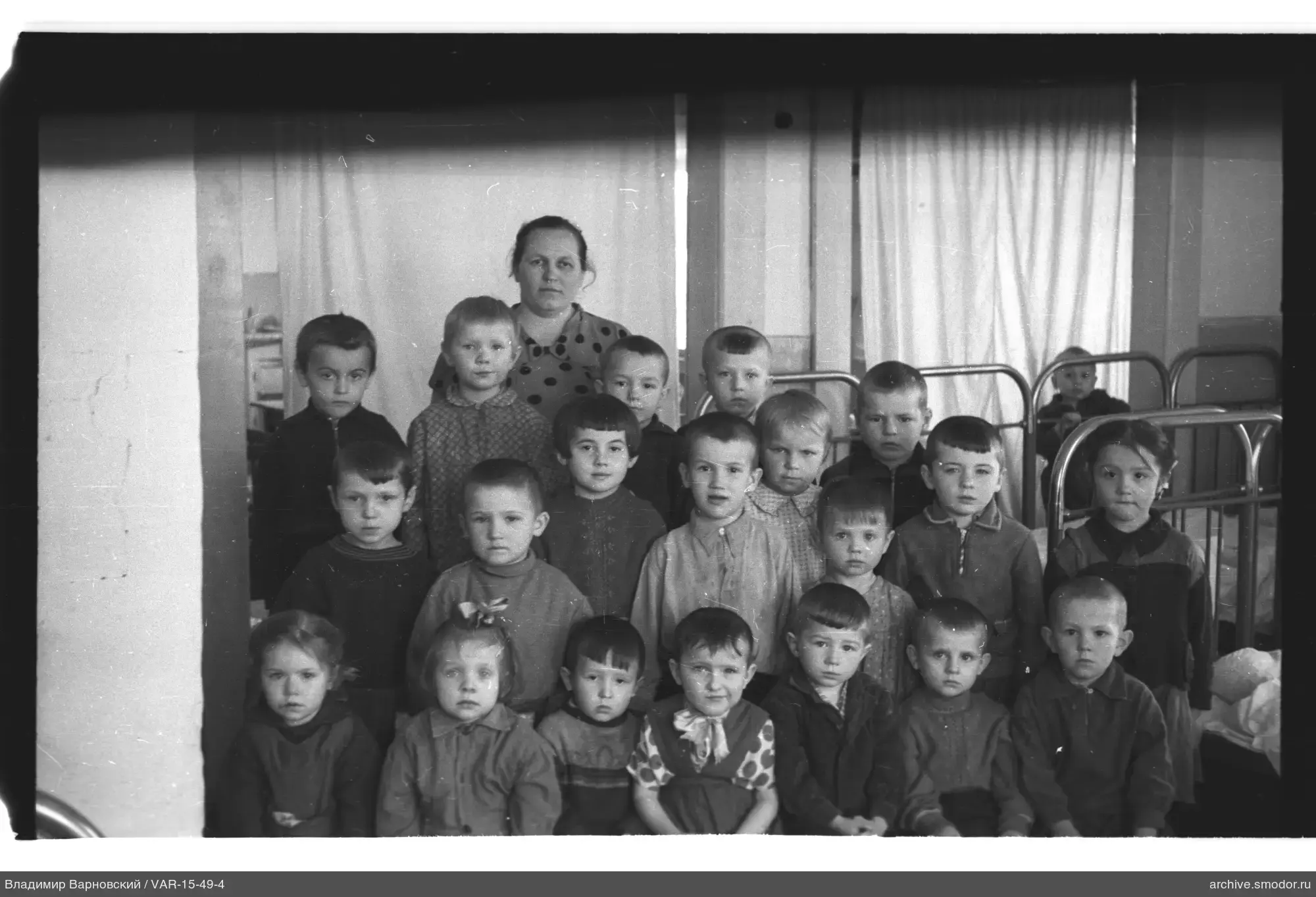 Gruppenporträt von Kindern und Frau