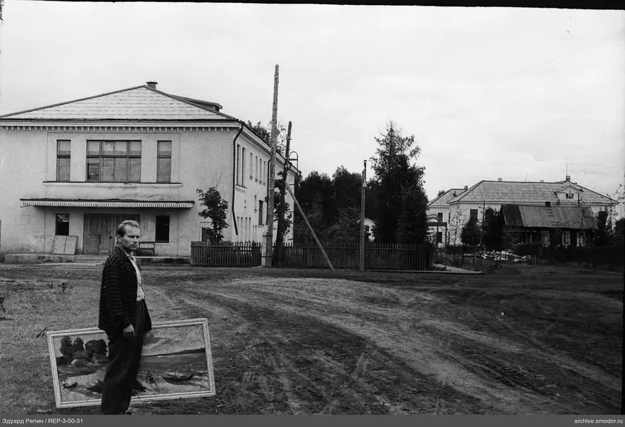 Mann mit Gemälde auf der Straße