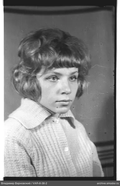 Porträt einer Frau in hellem Pullover